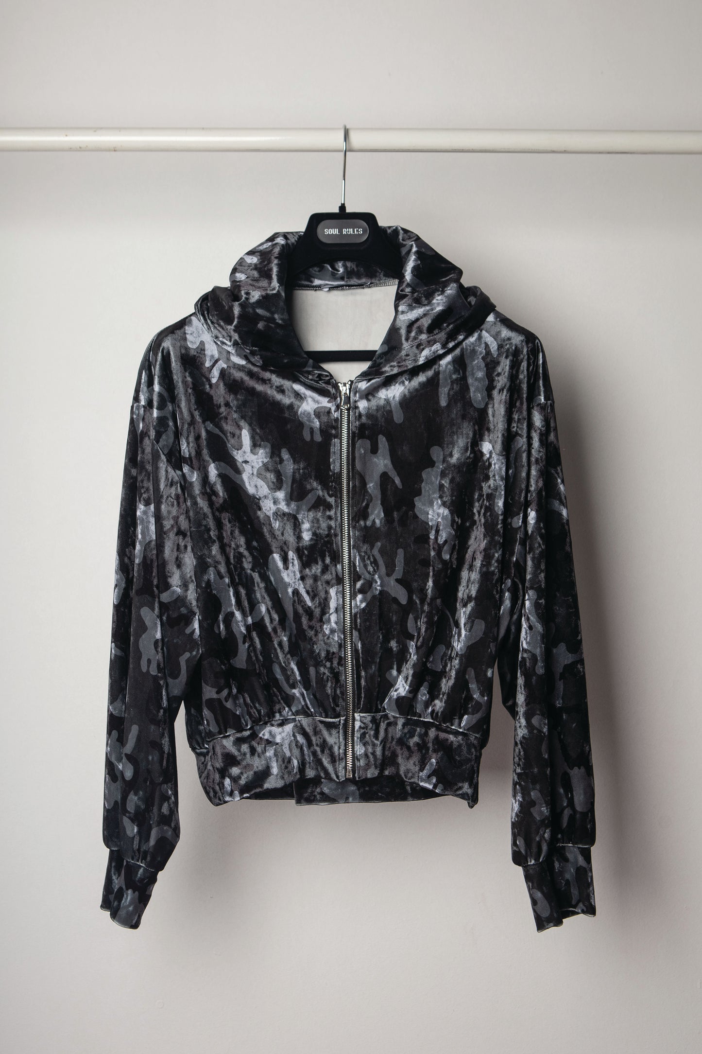 The grey militaire sweatshirt
